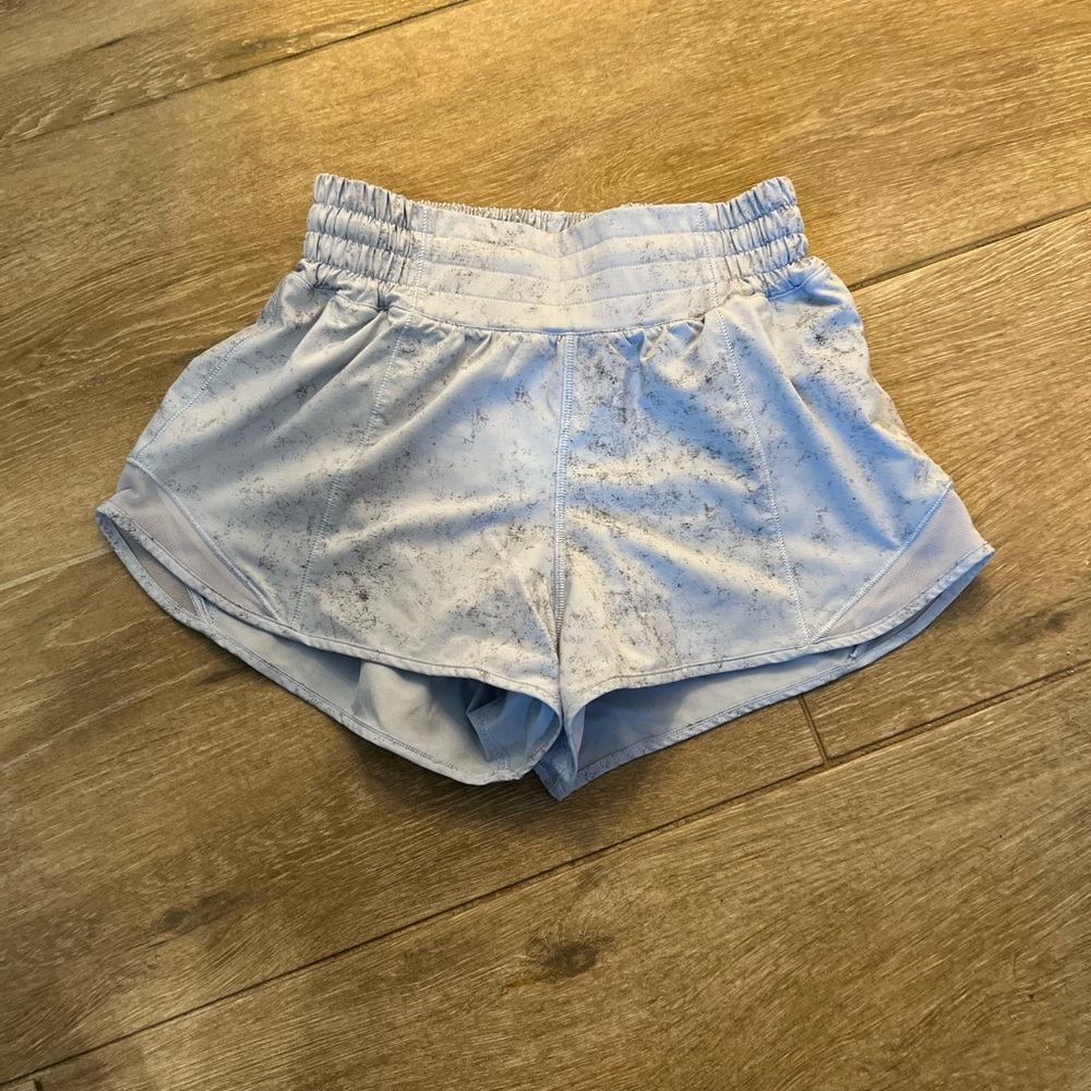 Lululemon high rise hotty hot shorts
2.5” size 2